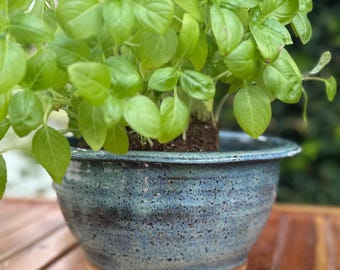 Vaso de cerâmica azul feito à mão