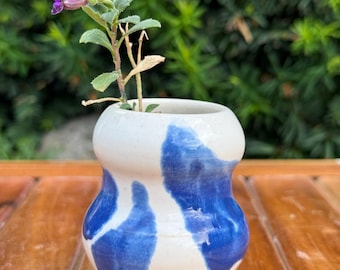 Vaso pequeno de cerâmica feito à mão para flores
