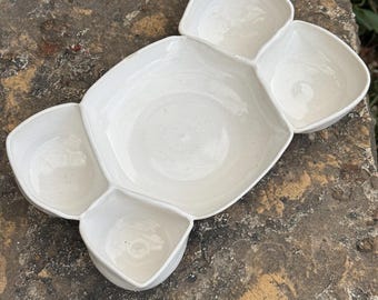 Bandeja artesanal de cerâmica orgânica "Tudo em um" - bandeja feita à mão no torno de oleiro | prato dividido