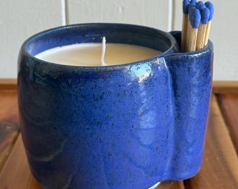 Vela de soja de cerâmica feita à mão com porta-fósforos acoplado