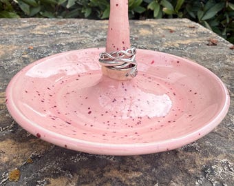 Prato de cerâmica artesanal rosa com pintas.