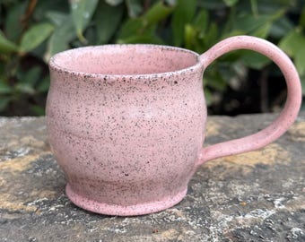 Xícara de chá artesanal em porcelana rosa com pintas - Xícara de chá de cerâmica feita à mão em torno de oleiro | Presente de Dia dos Namorados