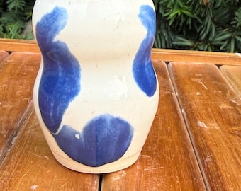 Vaso pequeno de cerâmica feito à mão para flores