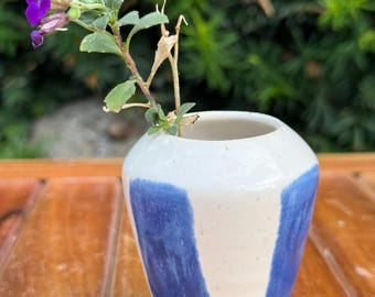 Vaso pequeno de cerâmica feito à mão para flores