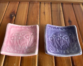 Bandejas de cerâmica artesanais em rosa e roxo para anéis ou bugigangas