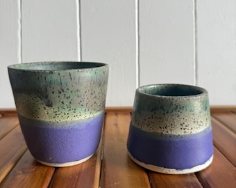 Conjunto de caneca e xícara de café expresso artesanais em cerâmica.