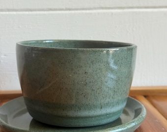 Conjunto de caneca e pires de porcelana artesanal