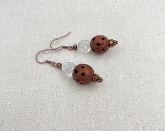 Boucles d’oreilles : Cristal de roche & graines de Rudraksha