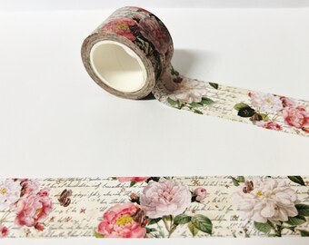 Könnte beinhalten: Dekoratives Washi-Tape mit einem floralen Muster aus rosa und weißen Rosen, grünen Blättern und Schrift auf cremefarbenem Hintergrund. Geeignet für Bastelarbeiten, Scrapbooking und Vintage-Projekte.