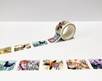 Könnte beinhalten: Eine Rolle Washi-Tape mit einem Blumen- und Vogeldesign. Das Band zeigt ein sich wiederholendes Muster aus bunten Blumen, Vögeln und "AIR MAIL"-Briefmarken.