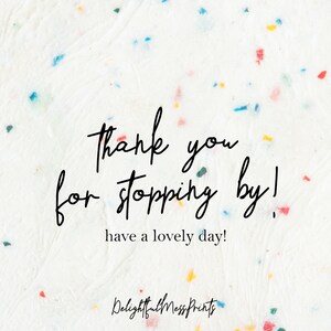 以下が含まれることがあります： カラフルな紙吹雪と黒い文字で「Thank you for stopping by!」と「have a lovely day!」と書かれた白い背景。ショップ名「DelightfulMessPrints」が一番下にあります。