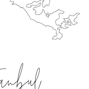 以下が含まれることがあります： 地図の輪郭のミニマリストな白黒の線画イラストで、都市名「イスタンブール」が筆記体で地図の下に書かれています。地図は、その地域の地理的特徴を示しています。