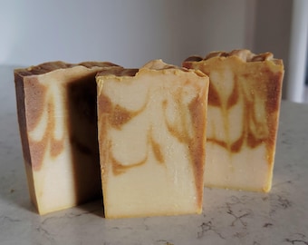 Jabón artesanal sin perfume para rostro y cuerpo con ácido kójico y cúrcuma