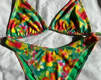 Bikini vintage con estampado hawaiano: traje de baño retro de los 90.