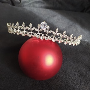 Bridal Tiara,Pearl Tiara,Pearl Bridal Crown,Pearl Wedding Tiara,Pearl Wedding Hair Accessory,Wedding Headpiece,Bridal Hairpiece,Silver Tiara