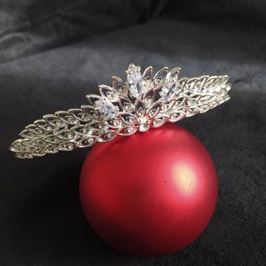 Bridal Tiara,Pearl Tiara,Pearl Bridal Crown,Pearl Wedding Tiara,Pearl Wedding Hair Accessory,Wedding Headpiece,Bridal Hairpiece,Silver Tiara