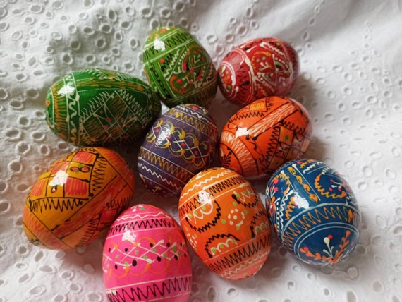 手描きの卵、木製のイースターエッグウクライナのピサンカイースター