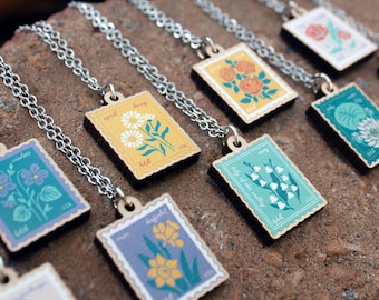 Collar de flor de nacimiento con colgante de madera de colores. Elige tu mes. Cumpleaños, Día de la Madre, regalos para ella. Joyería de flores de nacimiento.