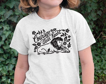 Coraje, querido corazón - Talla juvenil - Camiseta ilustrada para niños inspirada en Las crónicas de Narnia de C.S. Lewis