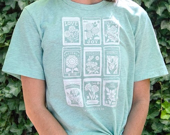 Camisa Fruto del Espíritu – Gálatas 5:22-23 – Camiseta cristiana ilustrada con paquete de semillas de flores