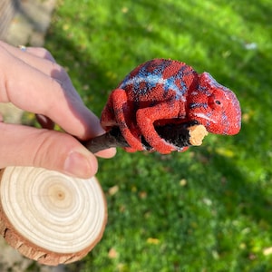 カメレオンの置物 - リアルな赤色、長さ10 cm