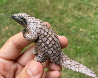 Figuras de pangolín de pie en color realista de 5 cm de altura y 11 cm de longitud.