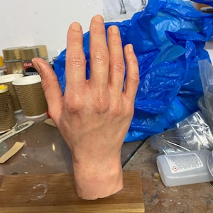 Realistic female hand - right hand / lifesize