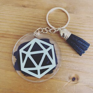 Dungeons and Dragons D20 dobbelstenen acryl sleutelhanger - gepersonaliseerde D&D Game Master Gift - tafelblad RPG accessoires - DM Gifts