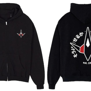 Peut inclure: Sweat à capuche noir zippé avec un petit emblème sur le devant et un motif plus grand au dos. L'emblème est un design stylisé avec des accents rouges et blancs. Le motif arrière comprend du texte japonais et le texte "est. 1996".