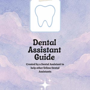 Op de afbeelding: Een digitale gids getiteld Dental Assistant Guide, Created by a Dental Assistant to help other fellow Dental Assistants, met een wit vierkant met een blauwe tandcontour, vastgeplakt op een lichtpaarse aquarelachtergrond met wolken en een ster.