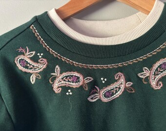 Forest Green Embroidered Paisley Sweatshirt – Size Small – Vintage-Inspired Crewneck Pullover