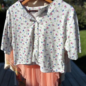 Vintage 90s White Cropped Button-Up Floral Blouse by Carriage Court – Size M (10–12)