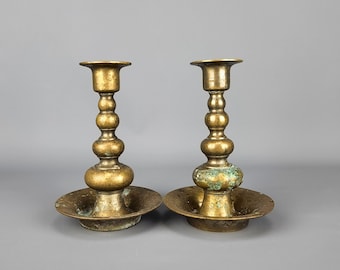Coppia di antichi candelieri in ottone massiccio / Portacandele conici vintage con vecchia patina / Portacandele vittoriani con piatti / Decorazioni natalizie