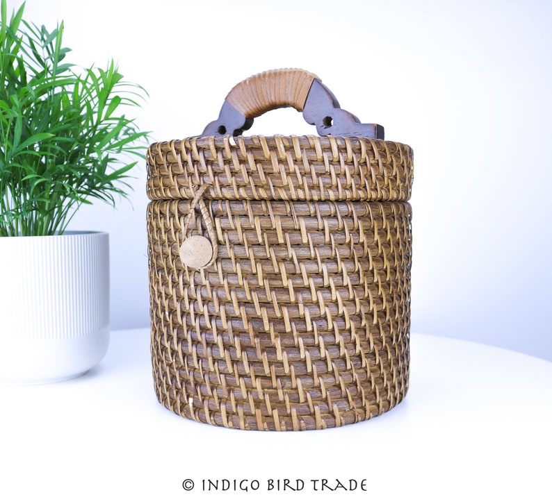 Vintage Rattan Round Basket with Lid and Wood Handle | Antique Handwoven Wicker Container Tote Bag | Wooden Picnic Basket Magazine Holder image 3