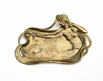 Plateau de vanité Art nouveau des années 1900, France en bronze doré | Présentoir à bijoux antique en forme de bibelot pour plateau à épingles de conception florale de jeune fille