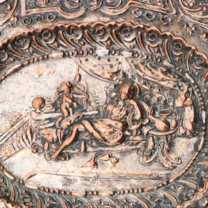 19ème siècle Français Antique Repousse Plateau mural en cuivre plaqué argent Mur victorien suspendu plaque métallique Maiden Cherubs Plateau vintage