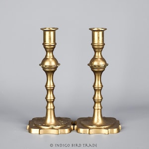 Antike Französische Messing Kerzenhalter Set von 2 | Ein Paar verzierte Kerzenhalter aus dunkler Bronze | Vintage Taper Kerzenhalter Mantel Dekor