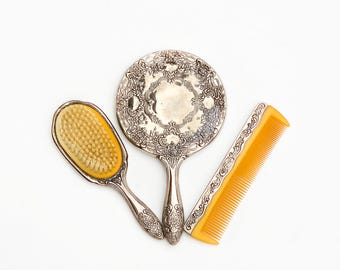 Verzilverde Repousse-handspiegelborstelkam vintage | Antieke Victoriaanse toilettafel | Sierlijke dameskaptafelset met bloemenmotief oud