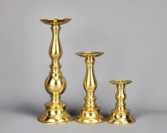 Portacandele a colonna vintage alti in ottone Set di 3 / Portacandele antichi graduati per candele spesse / Trio portacandele a colonna in metallo dorato