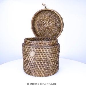 Vintage Rattan Round Basket with Lid and Wood Handle | Antique Handwoven Wicker Container Tote Bag | Wooden Picnic Basket Magazine Holder image 4