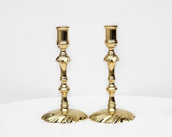 Par de candelabros vintage Baldwin de latón en espiral, estilo Reina Ana. Juego de 2 candelabros de metal dorado con decoración de repisa en espiral.