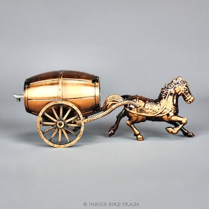 銅色のヴィンテージ馬がワイン樽を引っ張るライター | ミッドセンチュリーの金属製テーブルライター 馬車 レトロスタイル 男性へのギフト 男の隠れ家
