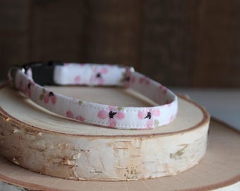 Katzenhalsband / weißes Halsband mit rosa Blumen / Ausreißer oder Nicht-Ausreißer / Nachthimmel / Größe Katze, Kätzchen, kleiner Hund