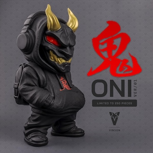 Puede incluir: Figura negra de Oni con cuernos dorados, ojos rojos y una sonrisa dorada, con una sudadera con capucha negra y auriculares. El texto "ONI" y caracteres japoneses son visibles.
