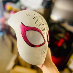 Coque Spidergwen chromée, lentilles roses, fabriquée sur commande
