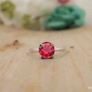 Anello solitario con griffe in oro vermeil e cristallo di rubino 18k, anello minimalista finemente realizzato a mano, anello regalo da donna, anello con pietra rotonda in argento 925, regalo per la mamma