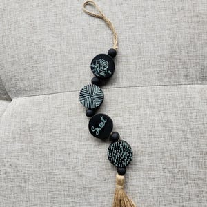 Accrocher une poignée de porte « Home Sweet Home » peinte à la main : décor de pampilles géométriques