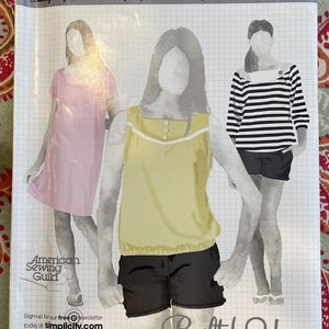 Könnte beinhalten: Simplicity Schnittmuster mit Illustrationen von Damenbekleidung. Das Muster enthält ein rosa Kleid, ein gelbes Oberteil mit schwarzen Shorts und ein schwarz-weiß gestreiftes Oberteil mit schwarzen Shorts. Der Text auf dem Muster lautet "Built by You".