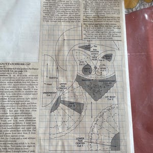 K&ouml;nnte beinhalten: Ein Set aus drei Keramikbechern mit gesprenkelter, matter Oberfl&auml;che. Die Becher sind in Creme-, Hellgrau- und Dunkelgraut&ouml;nen gehalten. Jeder Becher hat ein schlichtes, minimalistisches Design.