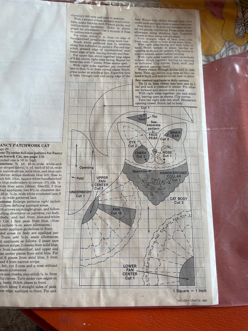 K&ouml;nnte beinhalten: Ein Set aus drei Keramikbechern mit gesprenkelter, matter Oberfl&auml;che. Die Becher sind in Creme-, Hellgrau- und Dunkelgraut&ouml;nen gehalten. Jeder Becher hat ein schlichtes, minimalistisches Design.